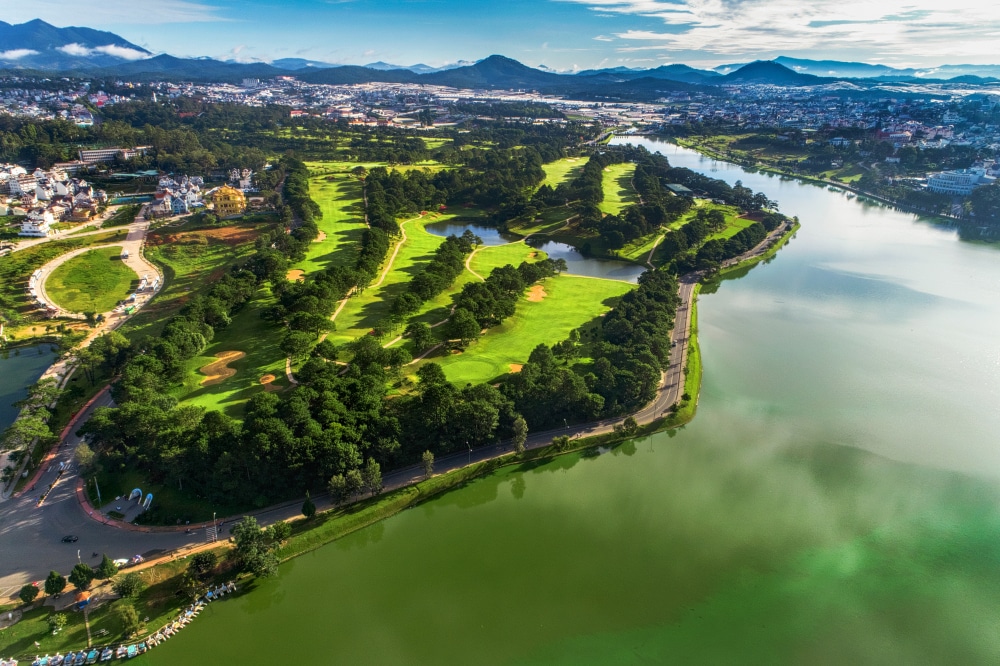 Giá vé tham quan sân golf Đà Lạt Đồi Cù rất hợp lý