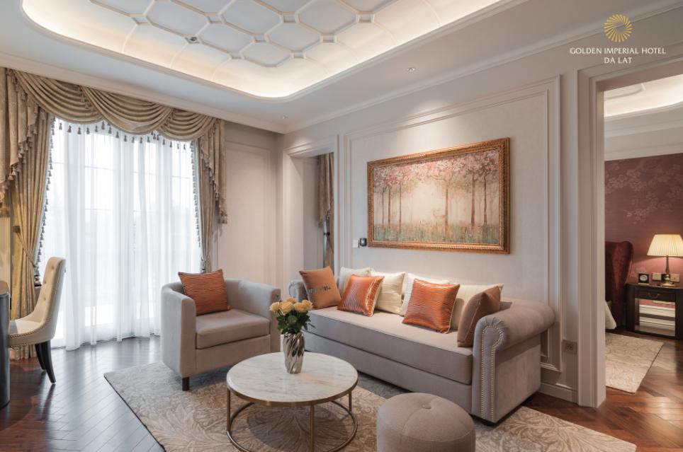 Phòng President Suite có phòng khách riêng biệt