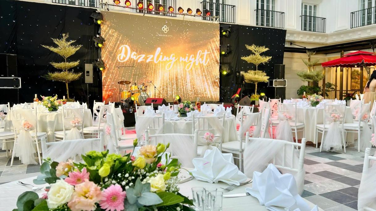 Hội nghị và sự kiện được chuẩn bị trang trọng