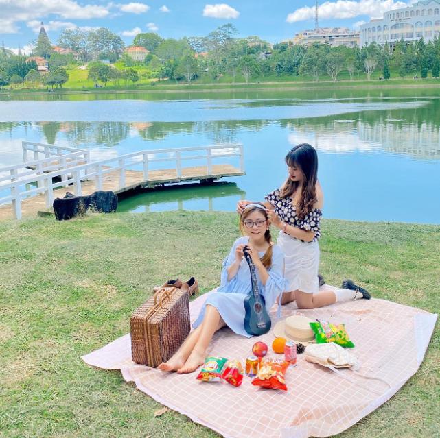 Tổ chức buổi picnic nhỏ bên bờ hồ