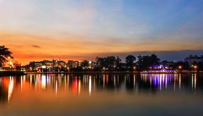 Nhâm nhi cà phê chiêm ngưỡng vẻ đẹp Đà Lạt về đêm