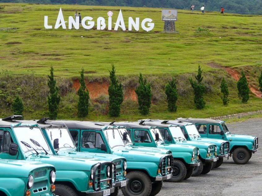 Đi xe jeep lên đỉnh Langbiang