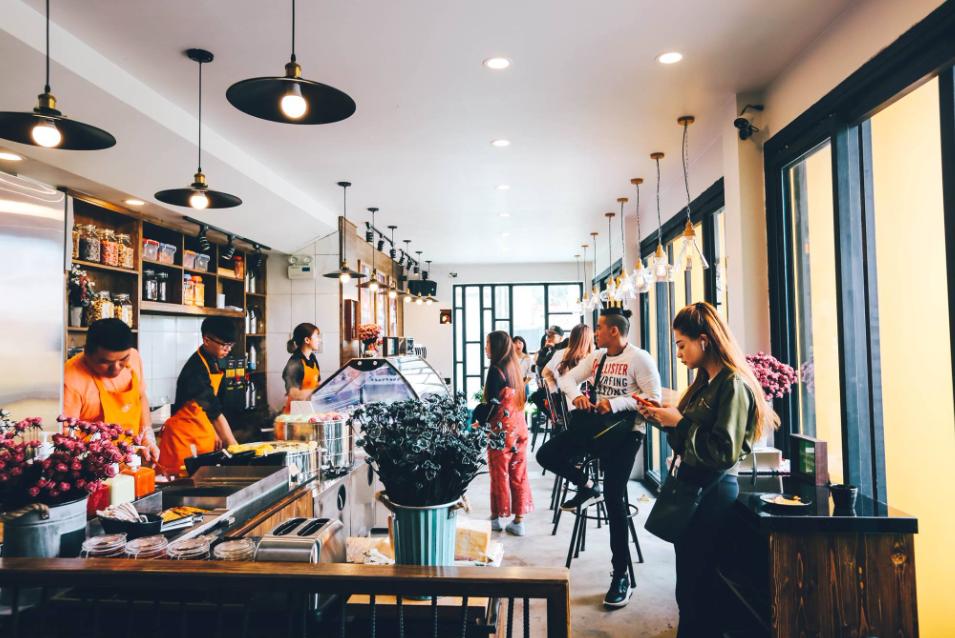 Không gian gần gũi, ấm áp dưới ánh đèn vàng