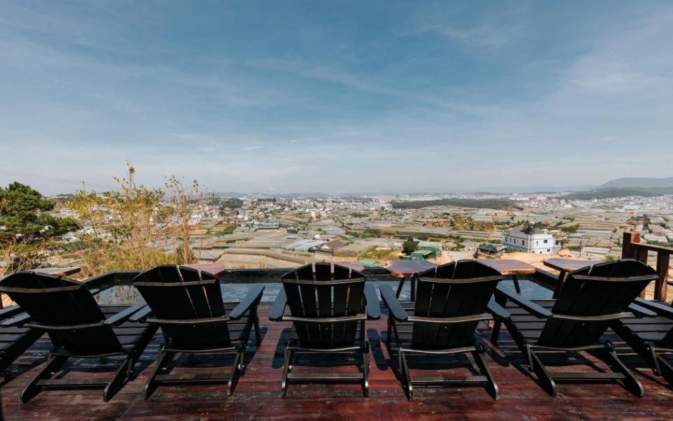 View hướng về thành phố từ trên cao