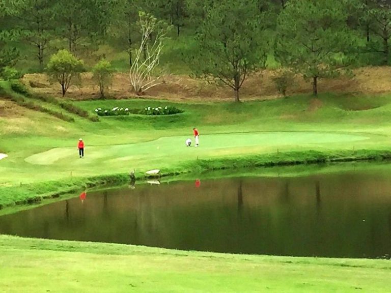 Nên đặt sân trước khi đến sân golf Đà Lạt Đồi Cù