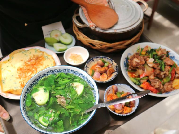 Mâm cơm gia đình chuẩn vị tại Cơm Linh
