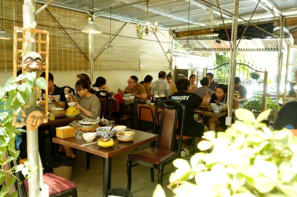 Nhân viên phục vụ chu đáo, nhanh nhẹn nên khách hàng ở Linh luôn luôn hài lòng