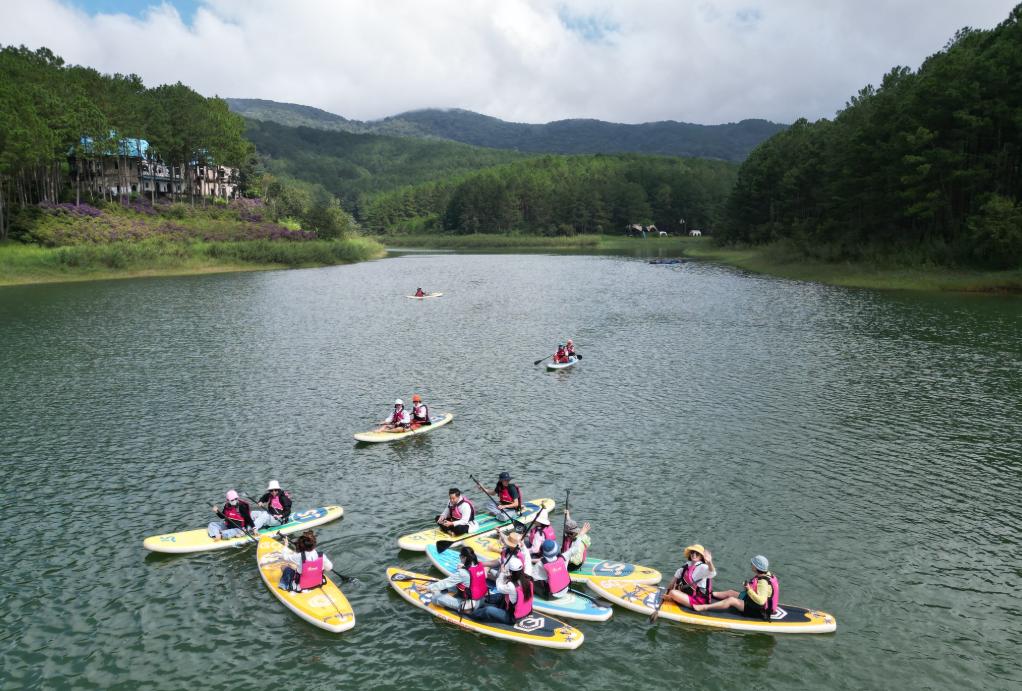 Chèo sup ngắm Hồ Tuyền Lâm