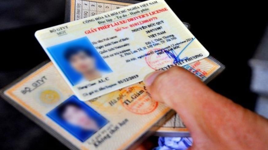 Bạn nên chuẩn bị giấy tờ tùy thân khi lên xe