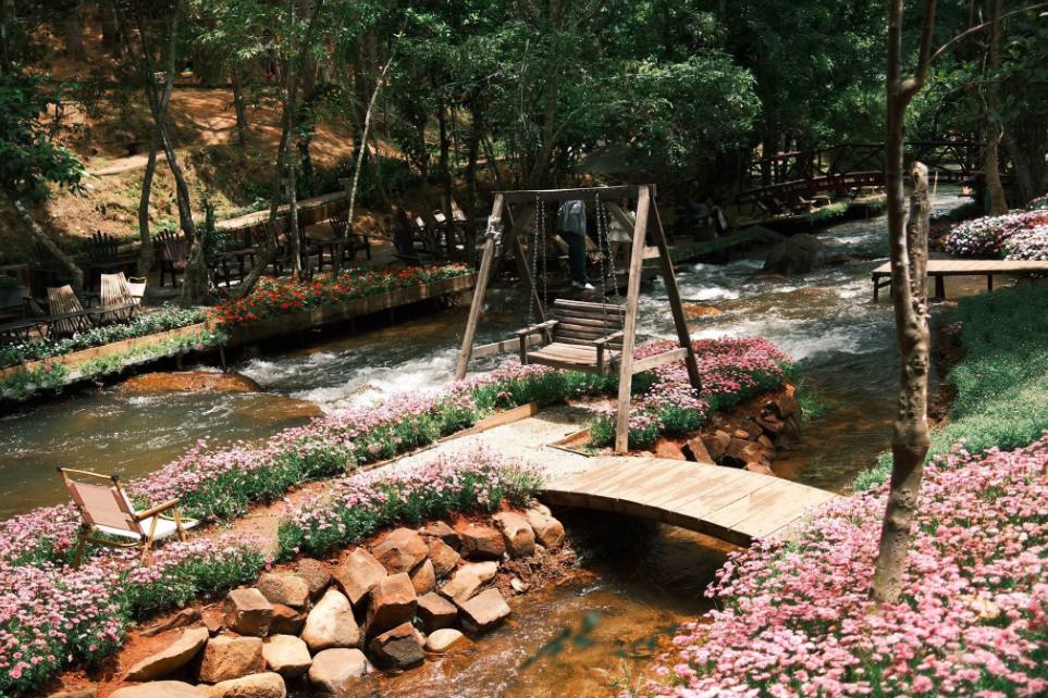 Tiệm cà phê Vườn Địa Đàng Đà Lạt mát mẻ bên suối