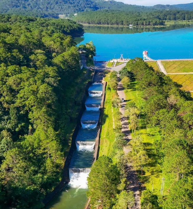 Đập tràn 7 tầng đầy ấn tượng