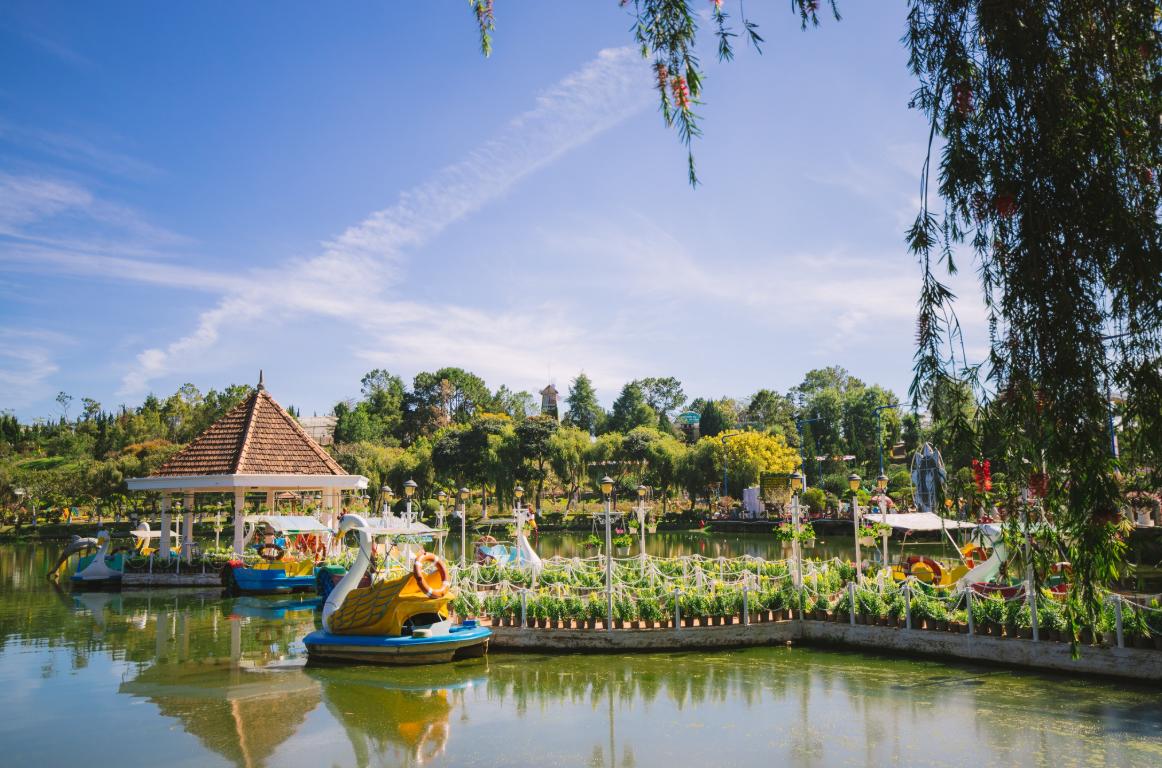Hồ nước êm ả, thơ mộng giữa vườn hoa