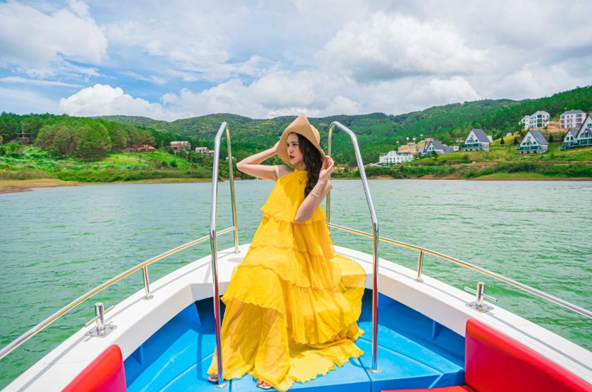 Ngồi thuyền đi dạo trong hồ Tuyền Lâm