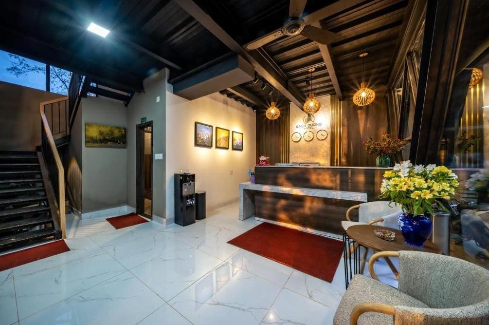 Sản lễ tân tại khách sạn Bạch Dương Măng Đen