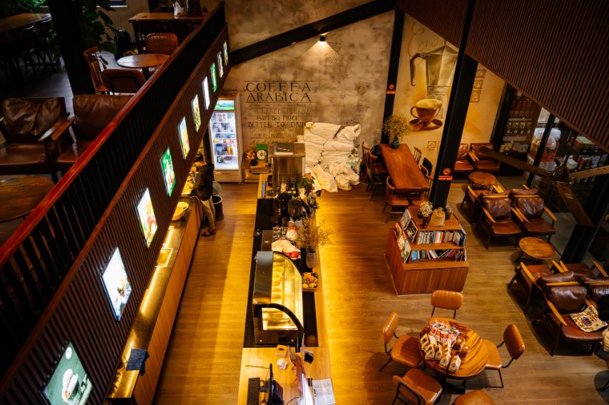 Khách sạn có khu vực quán cafe trong khuôn viên