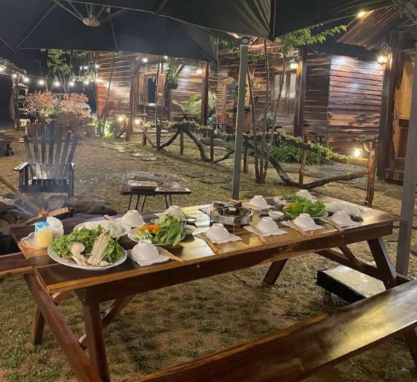 Thưởng thức tiệc BBQ ngoài trời