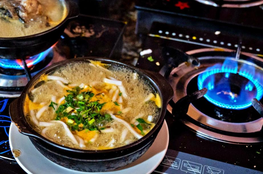 Bánh canh cá lóc Măng Đen thường được nấu trong nồi đất