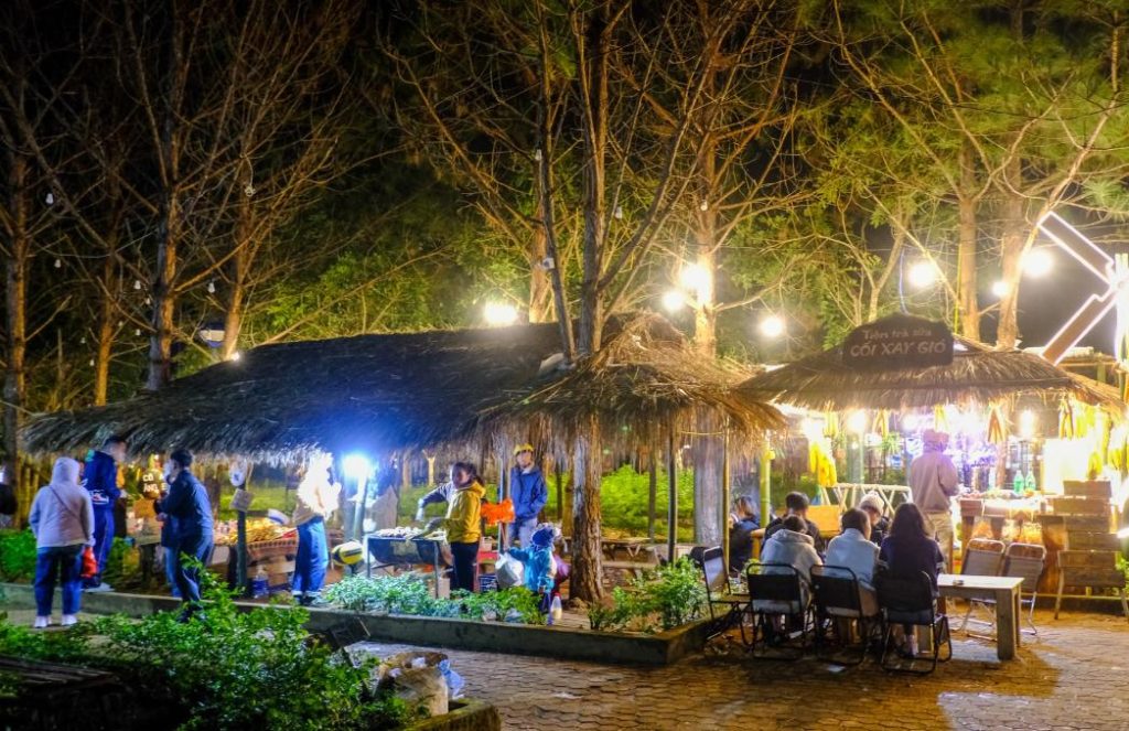 Chợ Măng Đen có tổng cộng 24 gian hàng