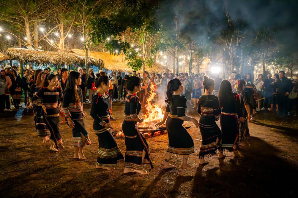 Thưởng thức màn trình diễn múa cồng chiêng