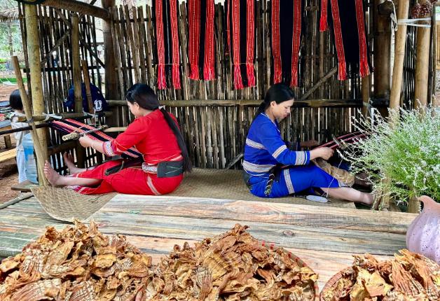 Hàng thủ công thổ cẩm Tây Nguyên