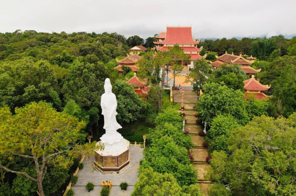 Tượng Quan Thế Âm Bồ Tát cao vút