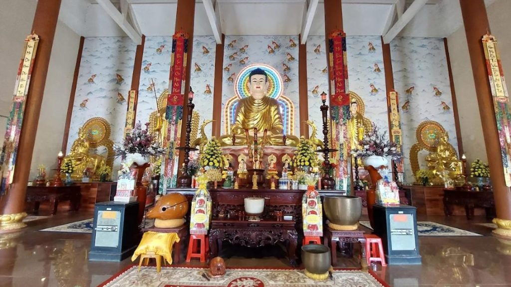 Bên trong Chánh điện chùa Khánh Lâm