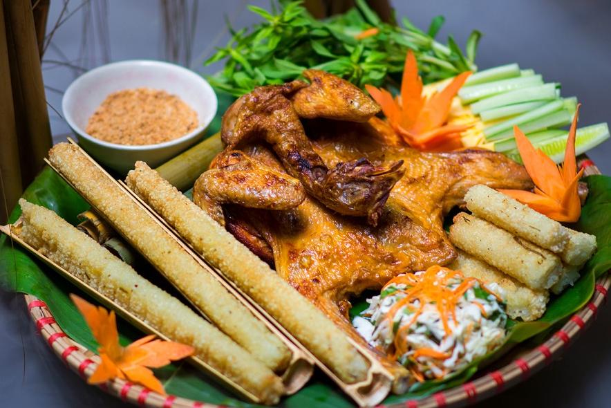 Gà nướng cơm lam, món ăn thơm ngon nổi tiếng tại Măng Đen