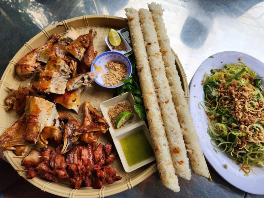 Quán gà nướng cơm lam tại Ẩm Thực Tre Làng