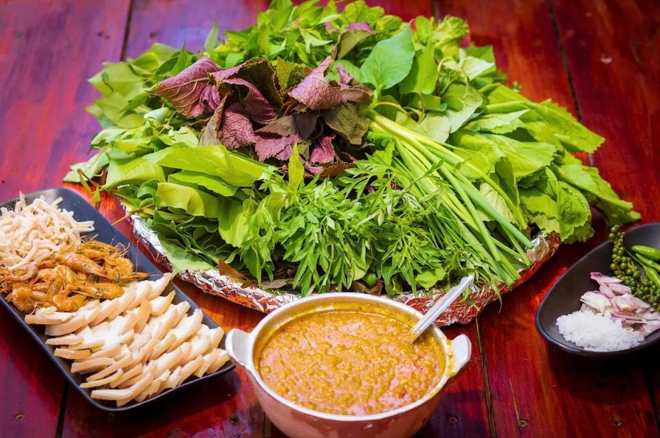 The Forest Herbs bày trí món gỏi lá siêu bắt mắt