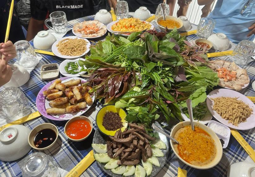 Món gỏi lá "xum xuê" tại Quán Út Cưng