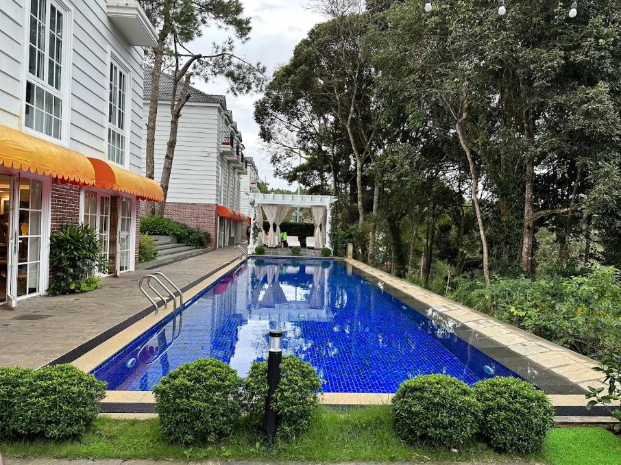 Hồ bơi và khu spa để thư giãn