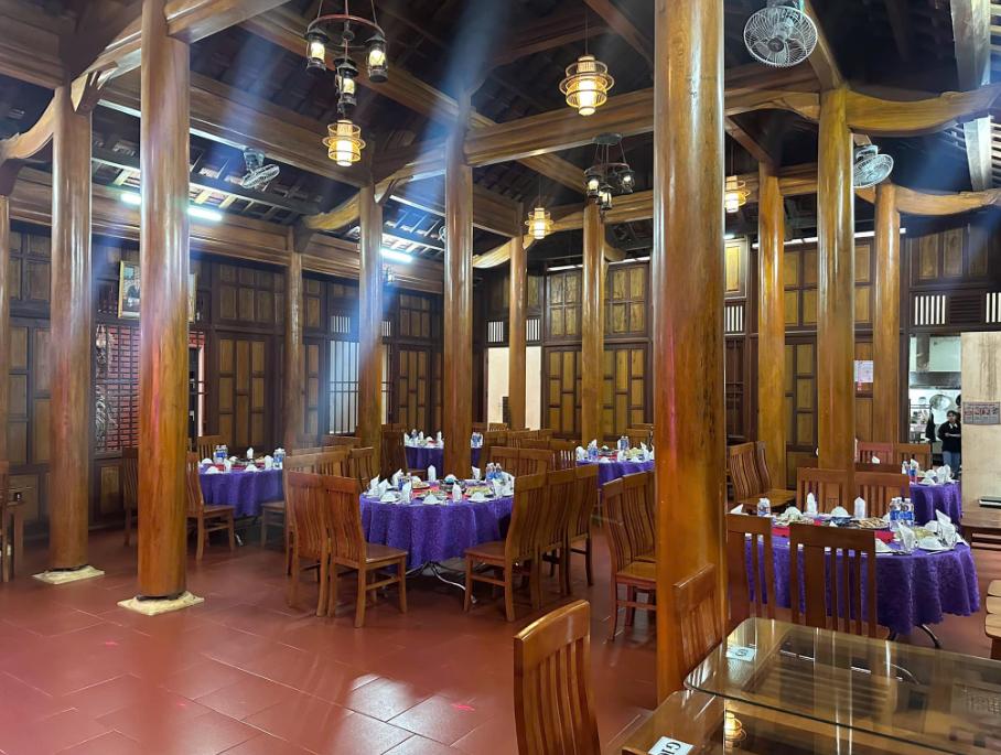 Nhà hàng rộng rãi, thức ăn ngon miệng