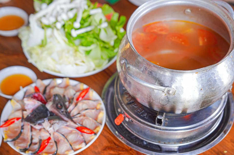 Lẩu cá tầm ở The Forest Herbs