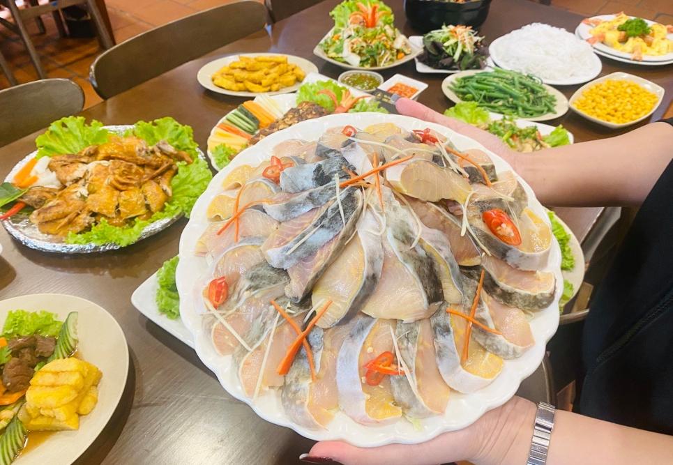 Lẩu cá tầm ở Bếp Bà Hana