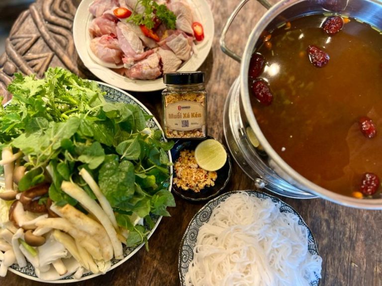 Lẩu gà lá sâm Măng Đen