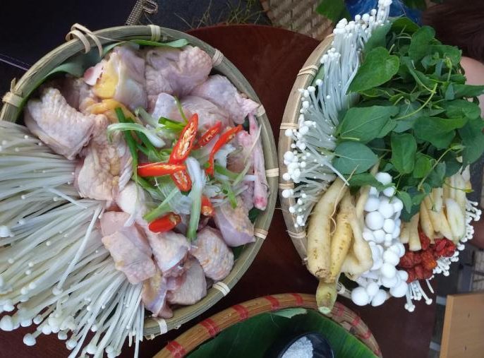 Nguyên liệu tươi ngon để nấu Lẩu gà lá sâm Măng Đen