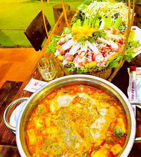 Lẩu xuyên tiêu tại Măng Đỏ Quán
