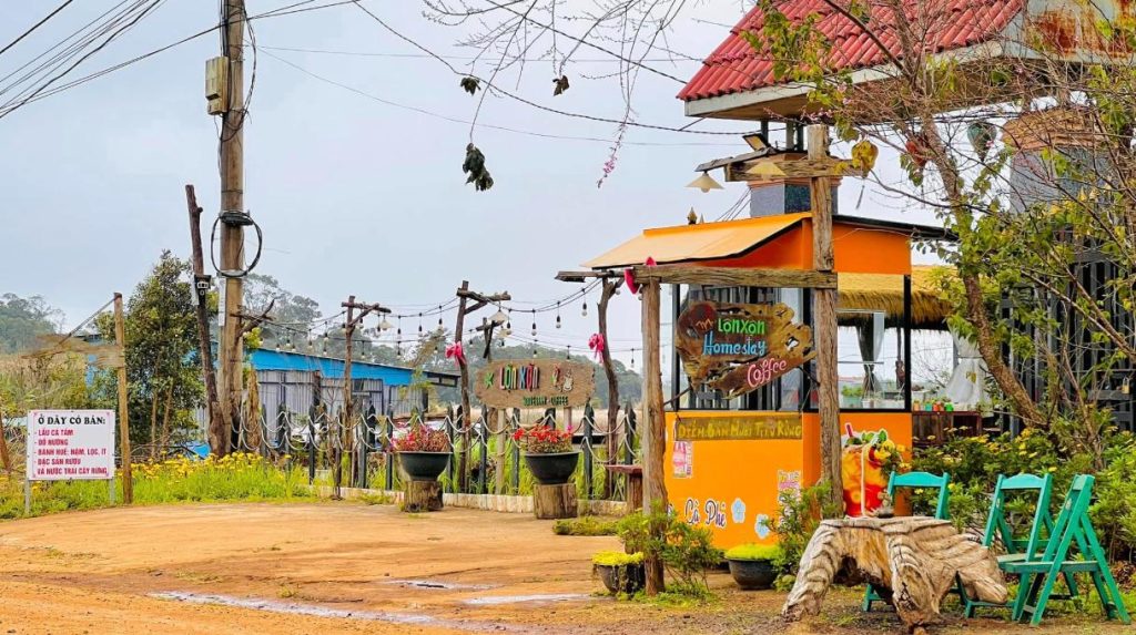 Khuôn viên bên ngoài Lộn Xộn Homestay Măng Đen