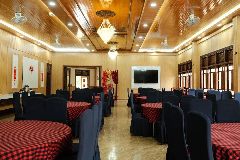 Không gian nhà hàng rộng rãi