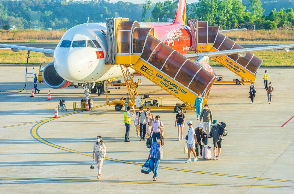 Bay từ TP.HCM tới Măng Đen sẽ vào khoảng hơn 3 giờ di chuyển