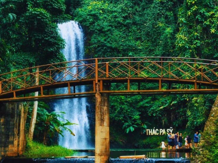 Thác Pa Sỹ mang lại cảm giác mát mẻ, yên bình