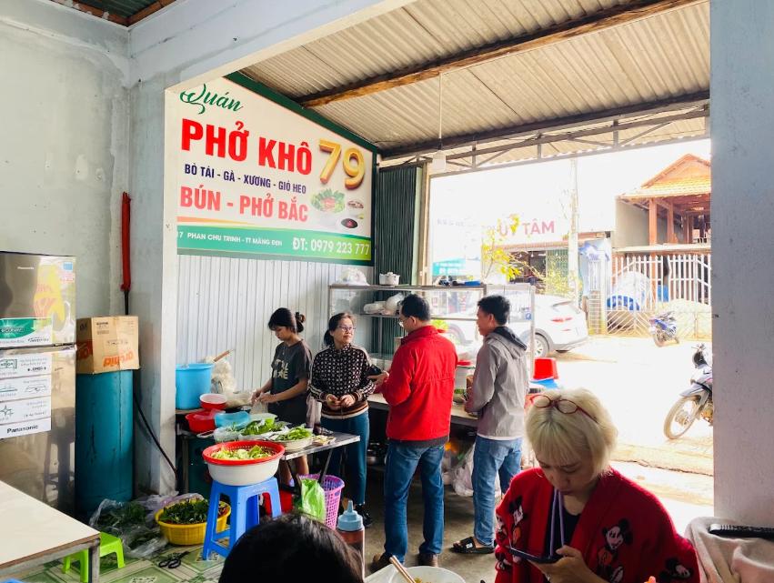 Phở khô 79 - Quán ăn sáng Măng Đen cực kỳ đông khách