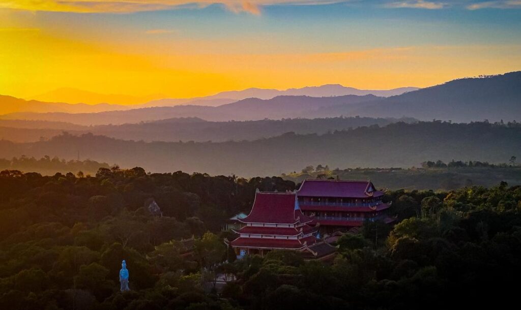 Ngắm hoàng hôn cực chill ở Chùa Khánh Lâm