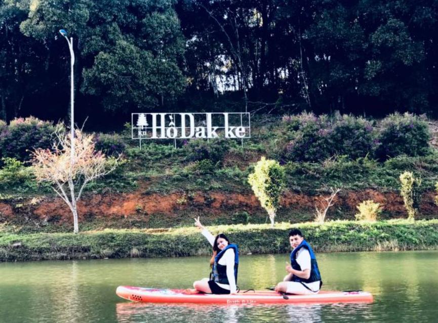 Chèo sup thư giãn ở hồ Đăk Ke