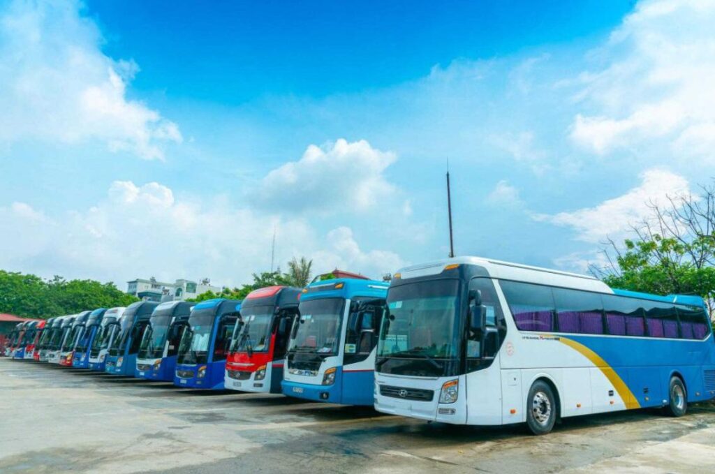 Có nhiều hãng xe khách di chuyển trên tuyến đường Quy Nhơn - Măng Đen