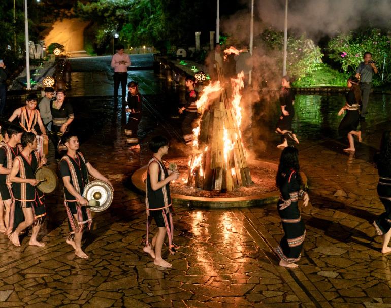 Trải nghiệm đốt lửa trại, giao lưu văn hóa độc đáo của vùng Tây Nguyên