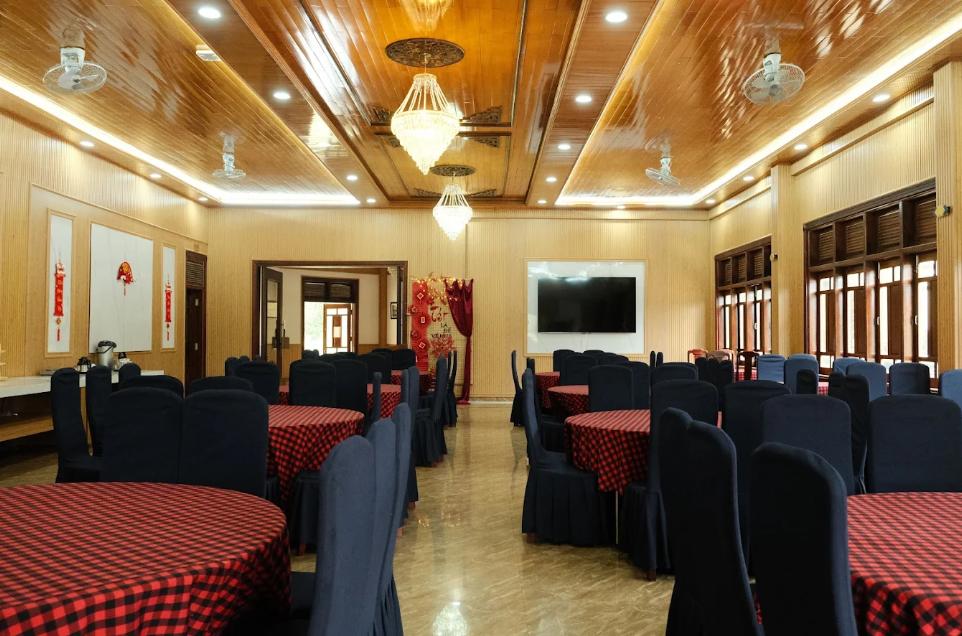 Không gian nhà hàng rộng, sang trọng