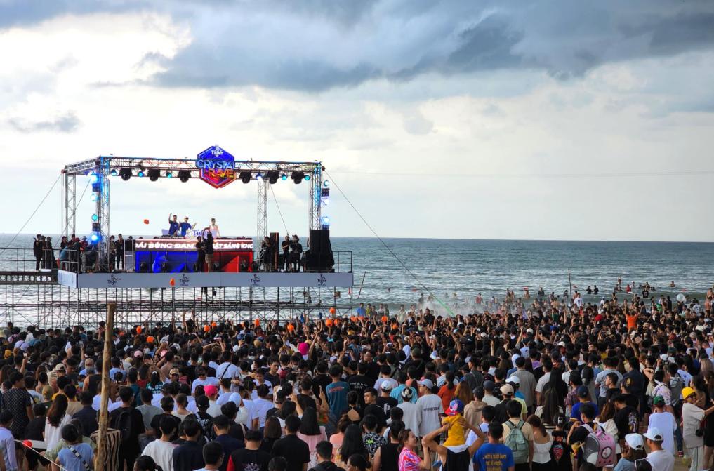 Tham gia show âm nhạc và giải trí sôi động giữa biển