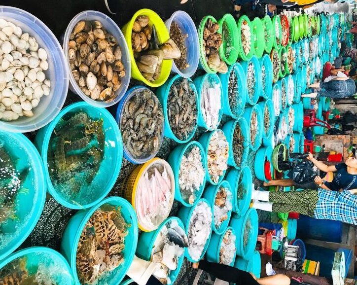 Vô số các loại hải sản tươi ngon, bày trí bắt mắt