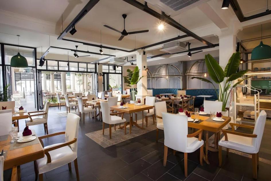 Nhà hàng sang trọng, phục vụ các món ngon
